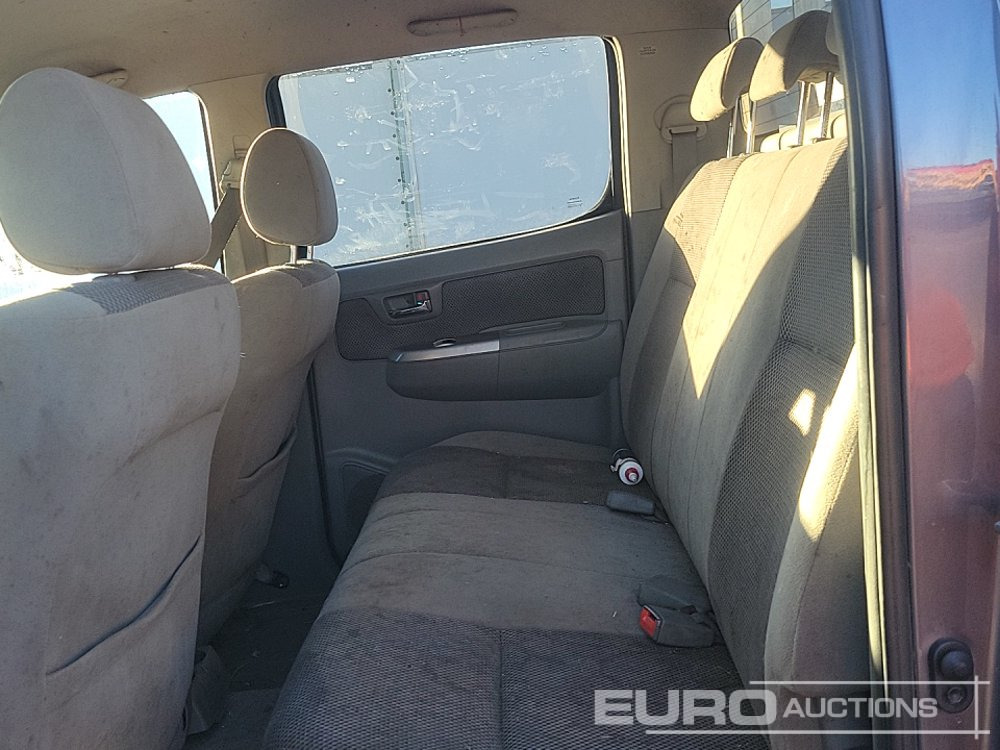 Pick-up 2010 Toyota Hilux Invincible: foto 24