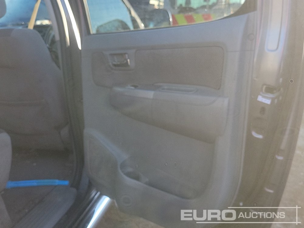 Pick-up 2010 Toyota Hilux Invincible: foto 25