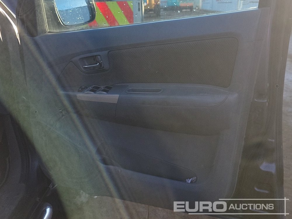 Pick-up 2010 Toyota Hilux Invincible: foto 29