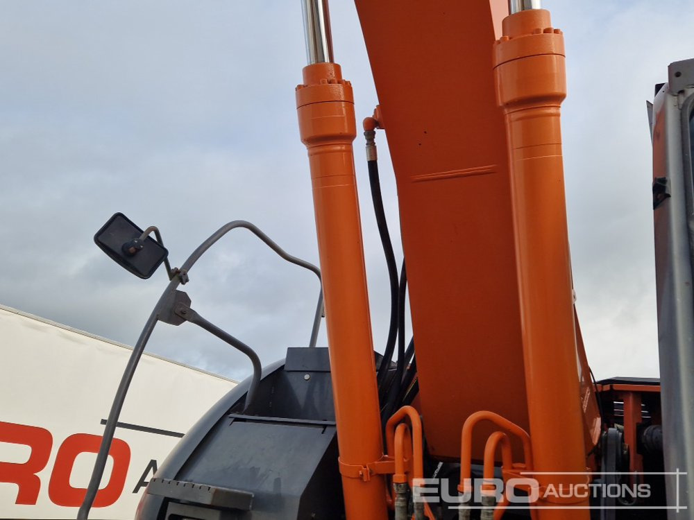 Escavadora de rastos Hitachi ZX225USLC-3: foto 15 Escavadora de rastos Hitachi ZX225USLC-3: foto 15