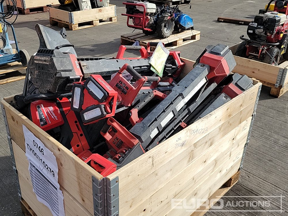 Selection of Various Hand Held Power Tools, Battery Quick Cut Saws & Lights - Equipamento de construção: foto 3 Selection of Various Hand Held Power Tools, Battery Quick Cut Saws & Lights - Equipamento de construção: foto 3