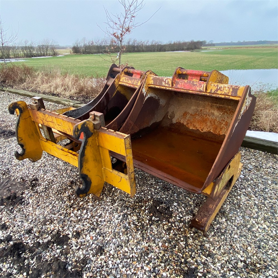 Retroescavadeira Hydrema 926 E: foto 9