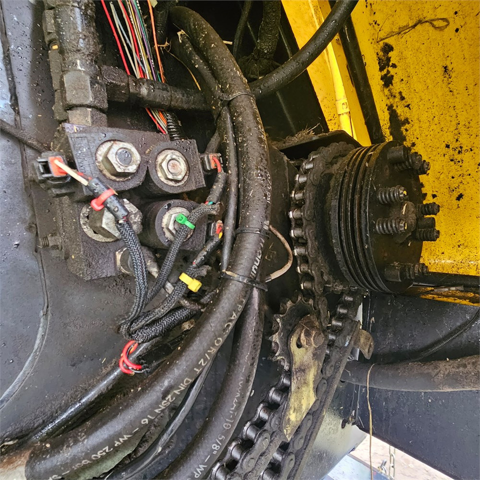 Máquina para produção de feno New Holland BB9090: foto 34 Máquina para produção de feno New Holland BB9090: foto 34