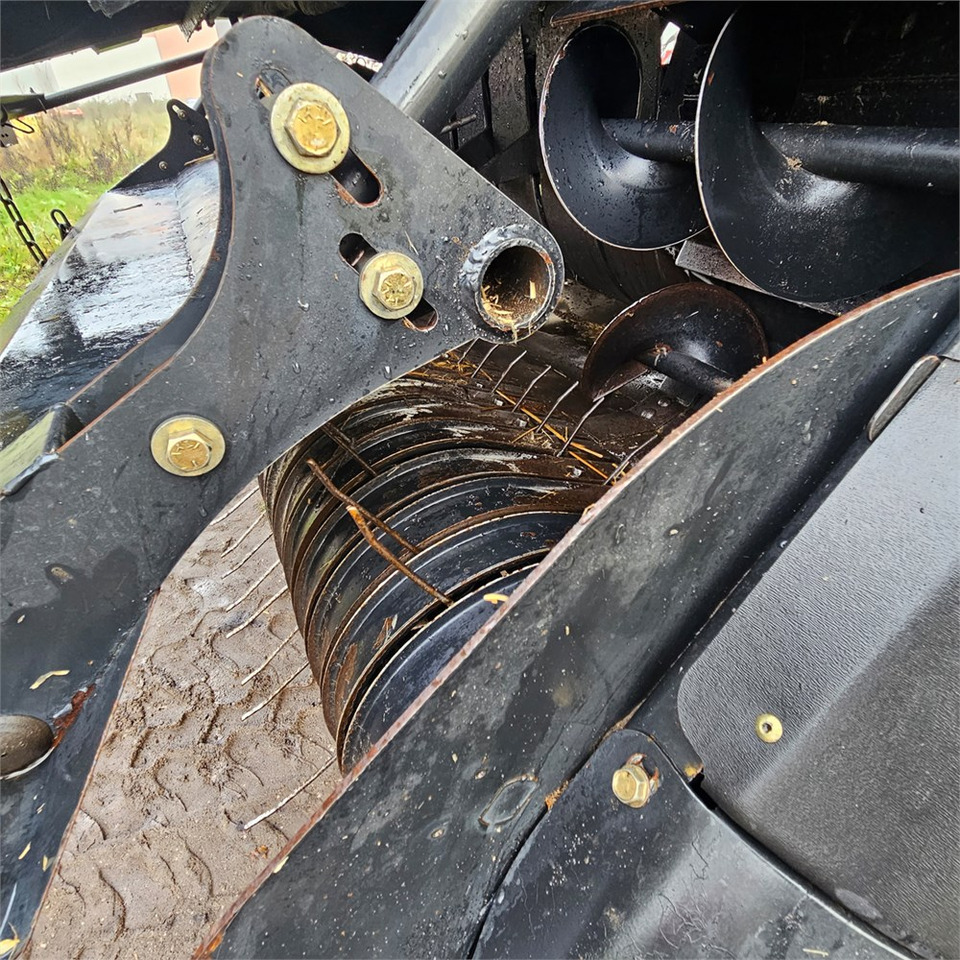 Máquina para produção de feno New Holland BB9090: foto 29 Máquina para produção de feno New Holland BB9090: foto 29