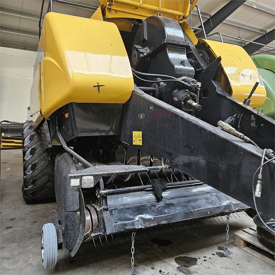 New Holland BB9090 - Máquina para produção de feno: foto 4 New Holland BB9090 - Máquina para produção de feno: foto 4