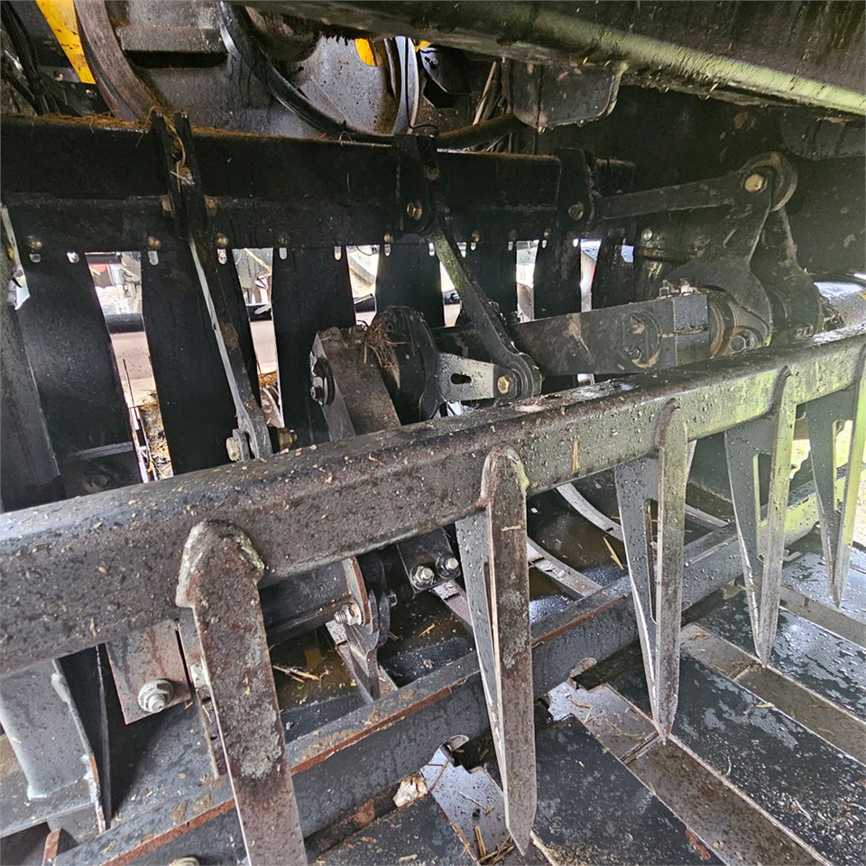 Máquina para produção de feno New Holland BB9090: foto 27 Máquina para produção de feno New Holland BB9090: foto 27