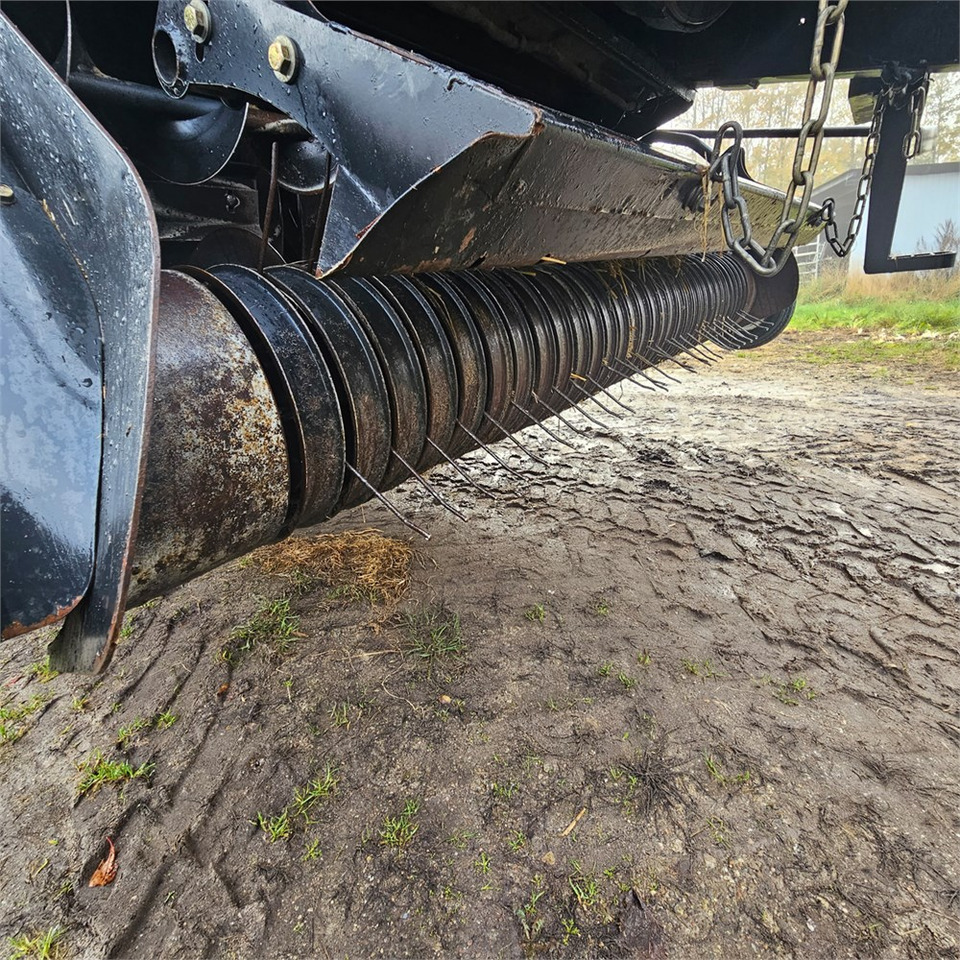 Máquina para produção de feno New Holland BB9090: foto 16 Máquina para produção de feno New Holland BB9090: foto 16