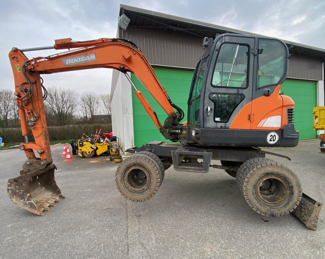 Doosan DX 55W - Escavadeira de rodas: foto 4 Doosan DX 55W - Escavadeira de rodas: foto 4
