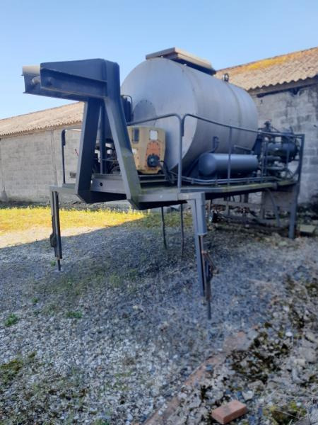 MENARD BOUILLE SUR BERCE 3000 LITRES - Distribuidor de asfalto: foto 2 MENARD BOUILLE SUR BERCE 3000 LITRES - Distribuidor de asfalto: foto 2