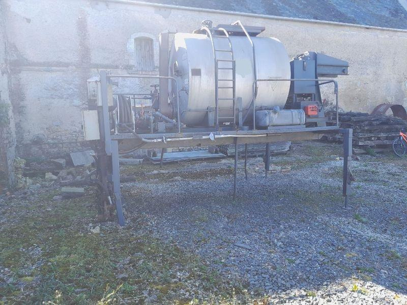 MENARD BOUILLE SUR BERCE 3000 LITRES - Distribuidor de asfalto: foto 1 MENARD BOUILLE SUR BERCE 3000 LITRES - Distribuidor de asfalto: foto 1