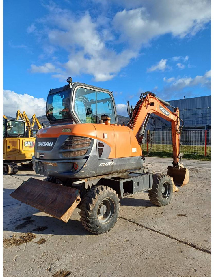 DOOSAN INFRACORE AMERICA CORP. DX57W-7 - Escavadeira de rodas: foto 3 DOOSAN INFRACORE AMERICA CORP. DX57W-7 - Escavadeira de rodas: foto 3