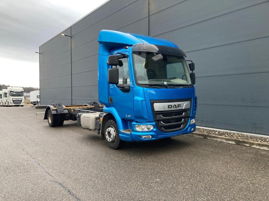 DAF LF 210 FA Standheizung / 5.00m Rd / 7.490kg DAF LF 210 FA Standheizung / 5.00m Rd / 7.490kg - Caminhão chassi: foto 3 DAF LF 210 FA Standheizung / 5.00m Rd / 7.490kg DAF LF 210 FA Standheizung / 5.00m Rd / 7.490kg - Caminhão chassi: foto 3