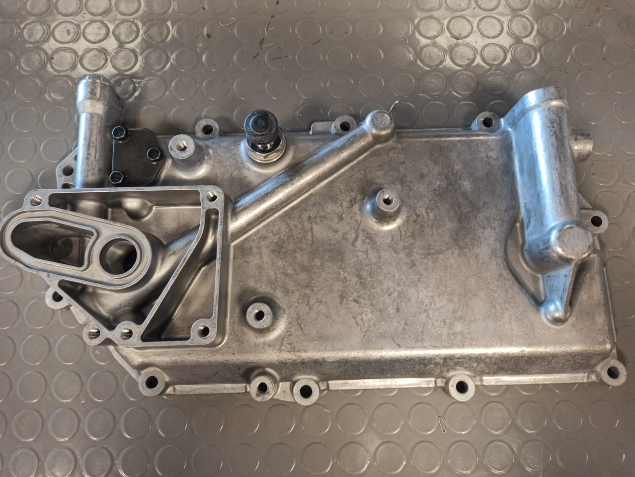 SCANIA OIL COOLER COVER - - Radiador de óleo de Caminhão: foto 1 SCANIA OIL COOLER COVER - - Radiador de óleo de Caminhão: foto 1