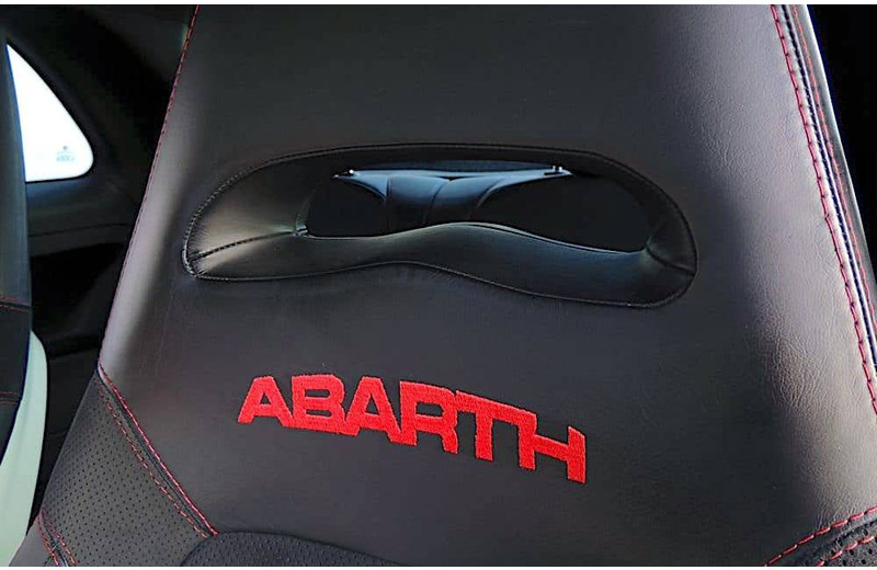 Fiat 500 Abarth Tributo Ferrari (limited 142/200) - Sedã: foto 5 Fiat 500 Abarth Tributo Ferrari (limited 142/200) - Sedã: foto 5