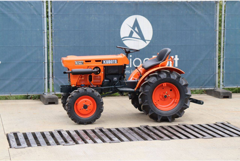 Kubota B7001DT - Trator: foto 1 Kubota B7001DT - Trator: foto 1