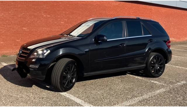 Mercedes-Benz M-Klasse ML 350 CDI BLUETEС - Sedã: foto 1 Mercedes-Benz M-Klasse ML 350 CDI BLUETEС - Sedã: foto 1