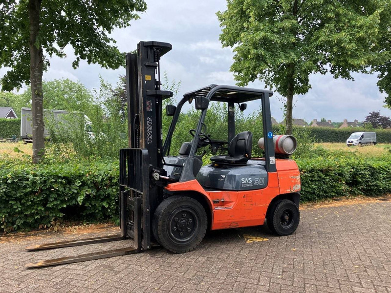 Toyota 02-7FGF30 - Empilhadeira a gás: foto 1 Toyota 02-7FGF30 - Empilhadeira a gás: foto 1