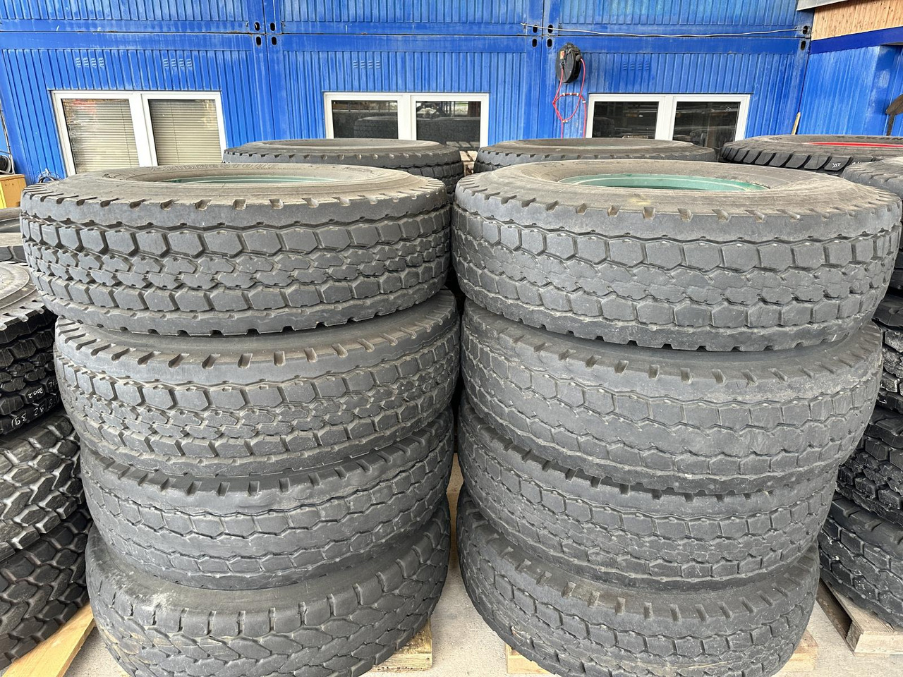 Liebherr Zubehör = Kompletträder 16 x Bridgestone VHS 445/95 R25 (16.00 R25) - Guindaste móvel: foto 1 Liebherr Zubehör = Kompletträder 16 x Bridgestone VHS 445/95 R25 (16.00 R25) - Guindaste móvel: foto 1