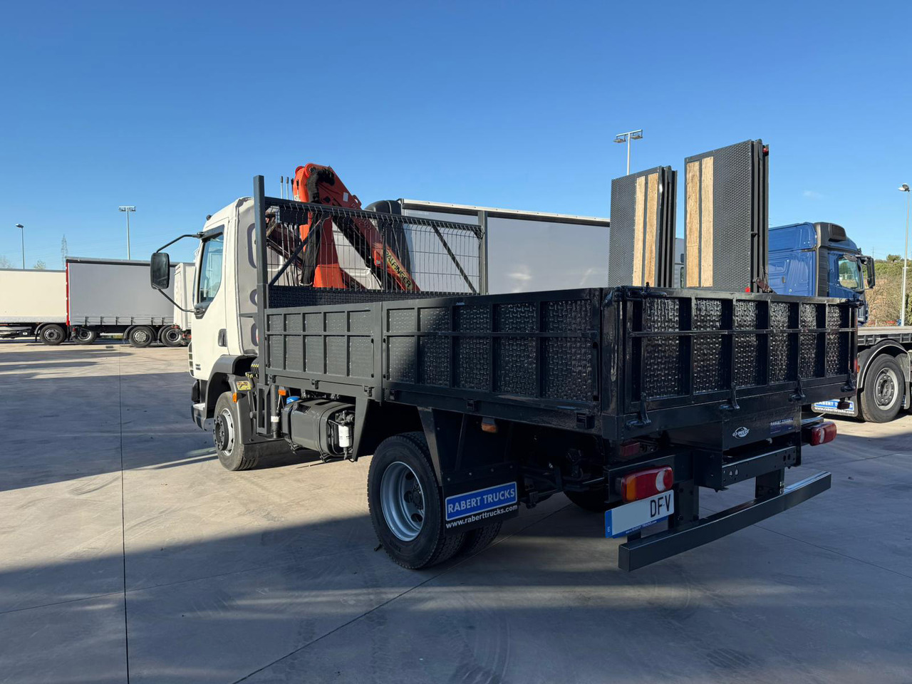 DAF LF FA 45.180 (Platform and Crane) - Camião de caixa aberta/ Plataforma, Caminhão grua: foto 4 DAF LF FA 45.180 (Platform and Crane) - Camião de caixa aberta/ Plataforma, Caminhão grua: foto 4