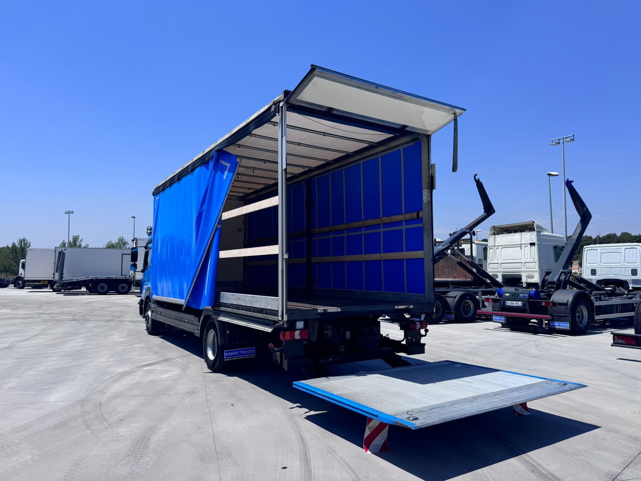MERCEDES BENZ 13.30L Atego E6 (Tauliner) - Caminhão com lona: foto 4 MERCEDES BENZ 13.30L Atego E6 (Tauliner) - Caminhão com lona: foto 4
