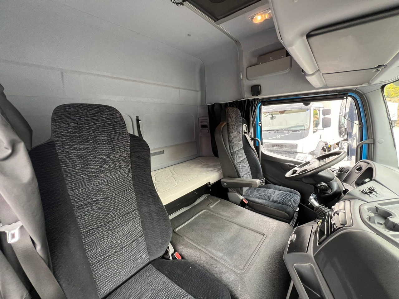 Caminhão com lona MERCEDES BENZ 13.30L Atego E6 (Tauliner): foto 8