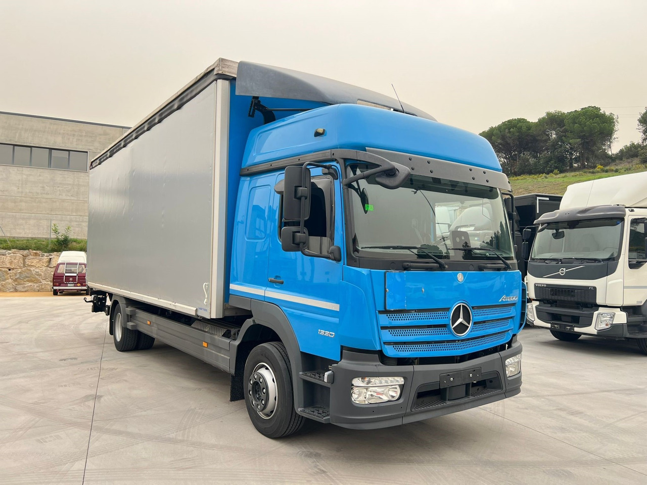 MERCEDES BENZ 13.30L Atego E6 (Tauliner) - Caminhão com lona: foto 2 MERCEDES BENZ 13.30L Atego E6 (Tauliner) - Caminhão com lona: foto 2