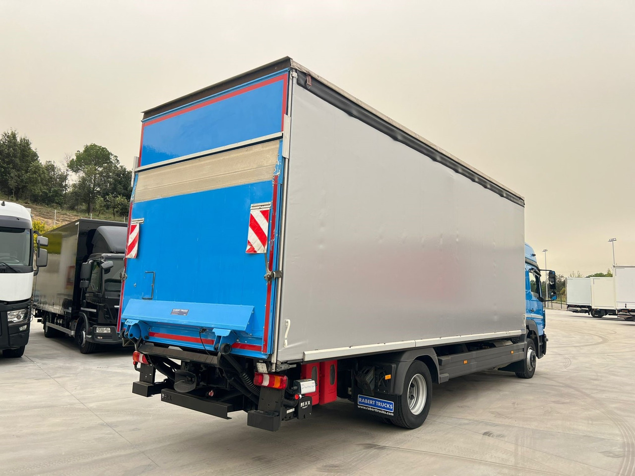 MERCEDES BENZ 13.30L Atego E6 (Tauliner) - Caminhão com lona: foto 3 MERCEDES BENZ 13.30L Atego E6 (Tauliner) - Caminhão com lona: foto 3
