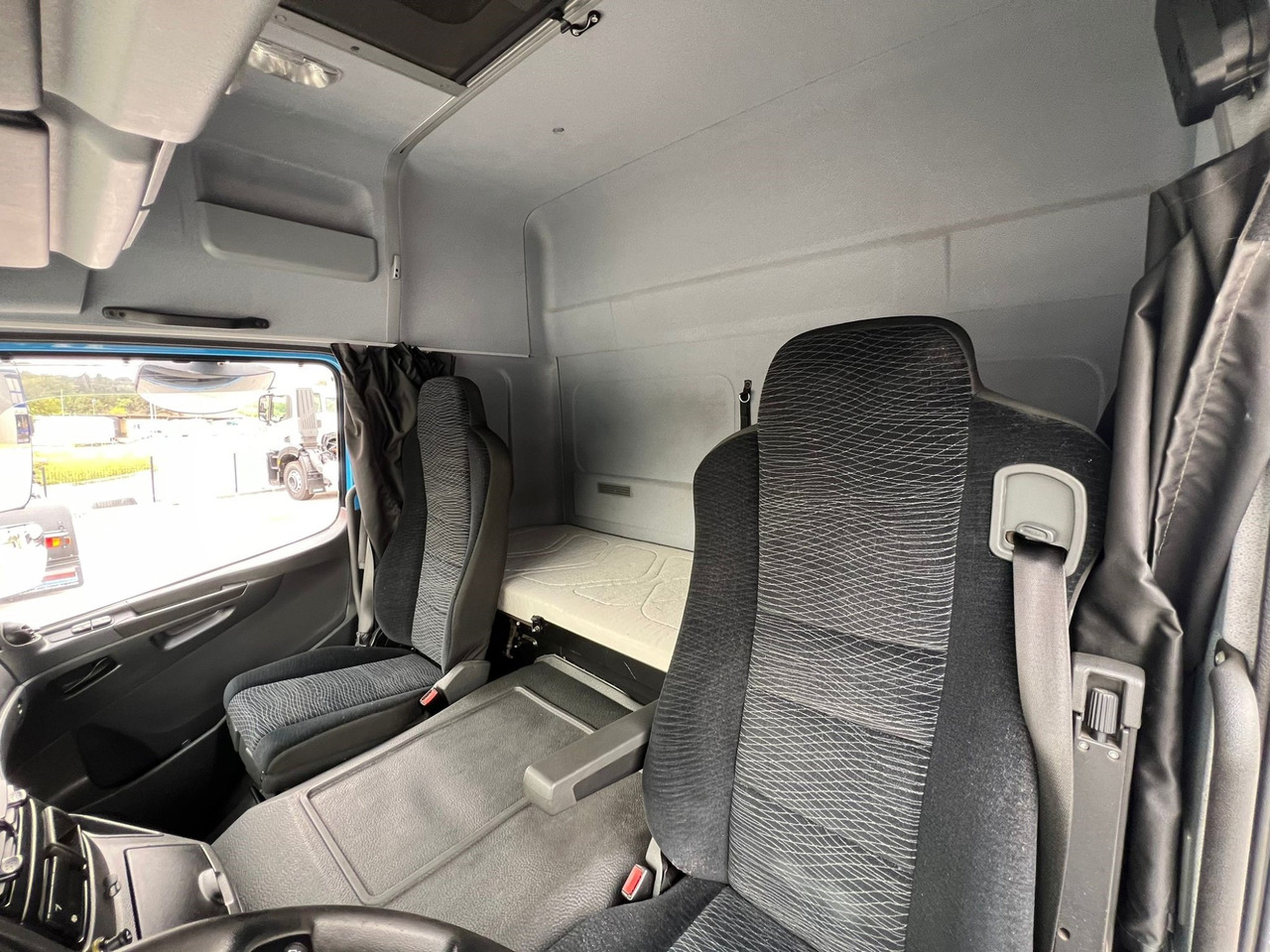 Caminhão com lona MERCEDES BENZ 13.30L Atego E6 (Tauliner): foto 6