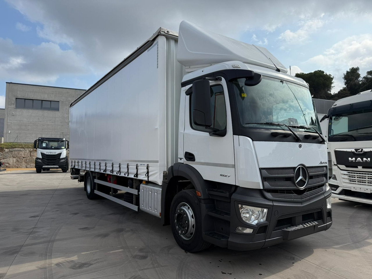MERCEDES BENZ 18.27 Antos E6 (Tauliner) - Caminhão com lona: foto 2 MERCEDES BENZ 18.27 Antos E6 (Tauliner) - Caminhão com lona: foto 2