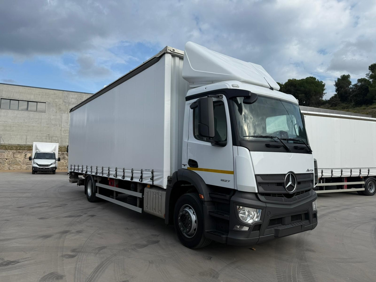 MERCEDES BENZ 18.27 Antos E6 (Tauliner) - Caminhão com lona: foto 2 MERCEDES BENZ 18.27 Antos E6 (Tauliner) - Caminhão com lona: foto 2