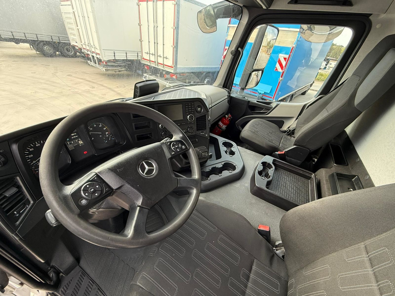 MERCEDES BENZ 18.27 Antos E6 (Tauliner) - Caminhão com lona: foto 5 MERCEDES BENZ 18.27 Antos E6 (Tauliner) - Caminhão com lona: foto 5