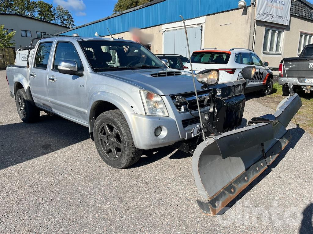 ISUZU CREW 3.0 AT med vikplog och sandspridare - Pick-up, Veículo limpa-neves: foto 3 ISUZU CREW 3.0 AT med vikplog och sandspridare - Pick-up, Veículo limpa-neves: foto 3