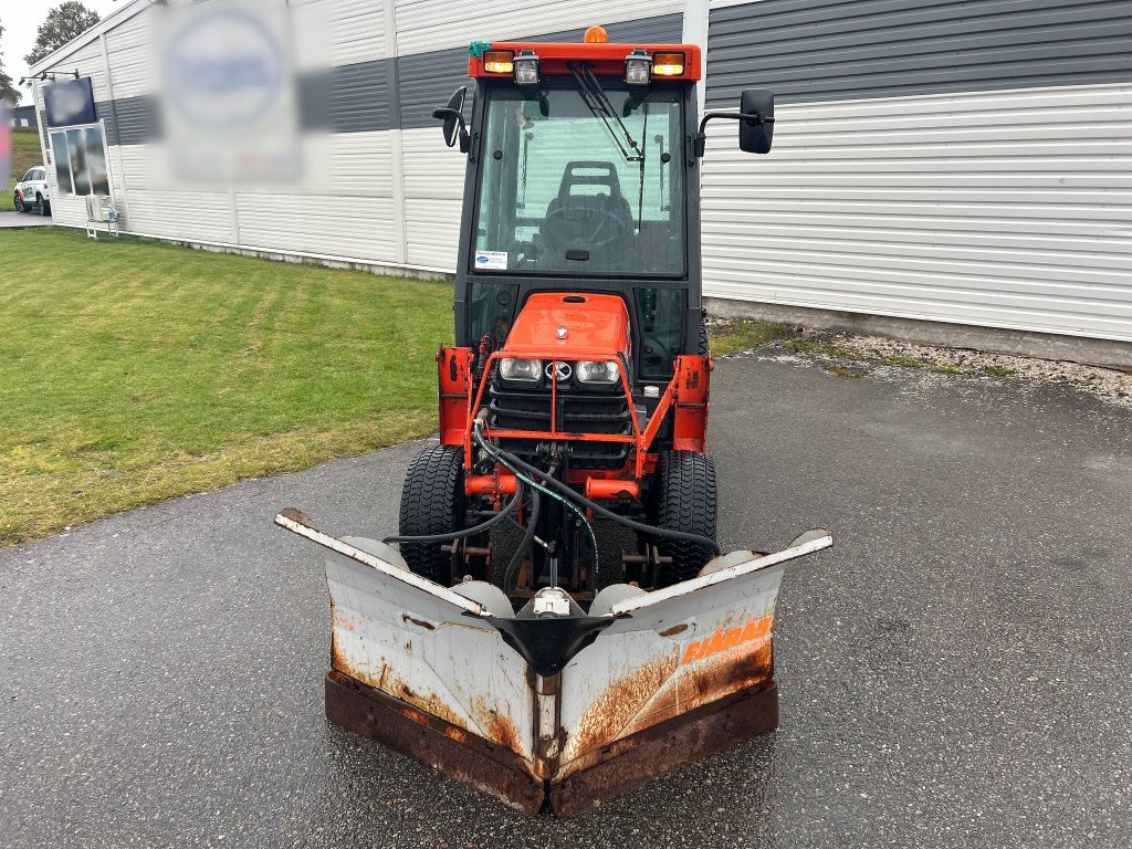 Kubota B2410 4WD med vikplog & sandspridare - Trator: foto 3 Kubota B2410 4WD med vikplog & sandspridare - Trator: foto 3