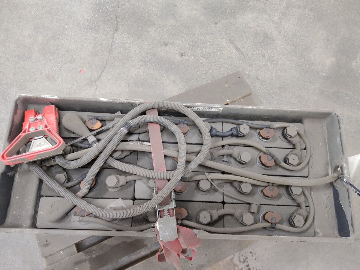 Weitere 24V - Bateria automotiva de Equipamento de movimentação: foto 3 Weitere 24V - Bateria automotiva de Equipamento de movimentação: foto 3