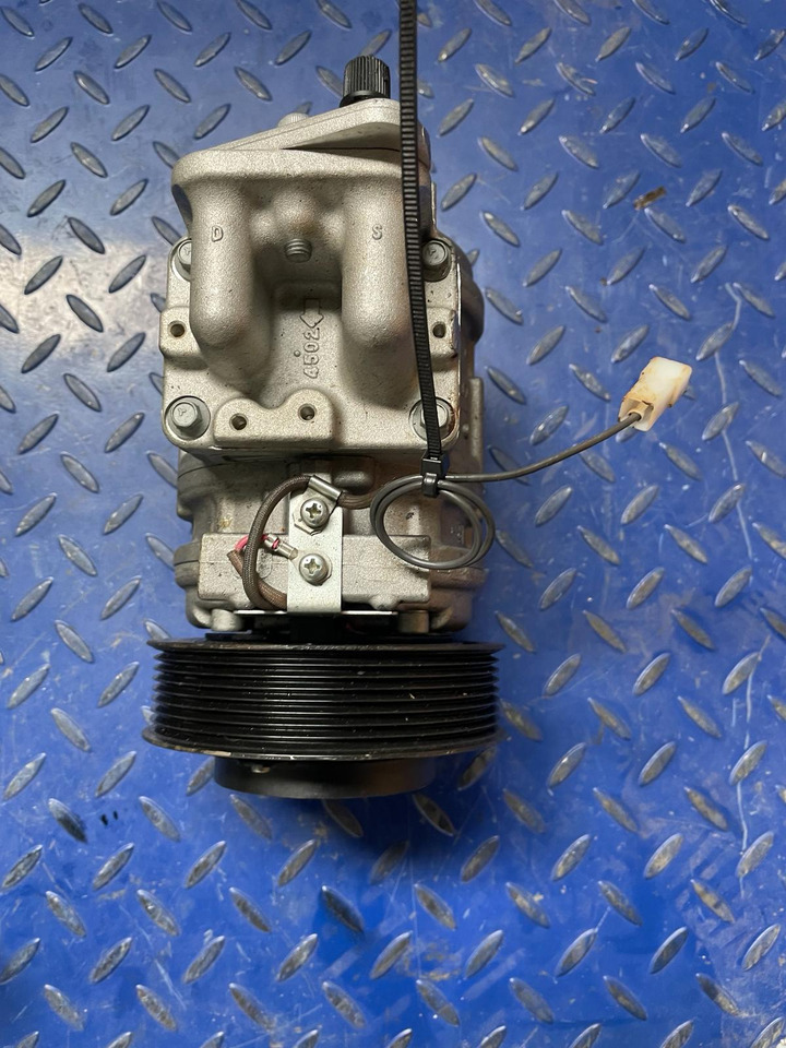 MERCEDES-BENZ Actros, Axor, Atego A0002340811 - Compressor de ar condicionado de Caminhão: foto 2 MERCEDES-BENZ Actros, Axor, Atego A0002340811 - Compressor de ar condicionado de Caminhão: foto 2