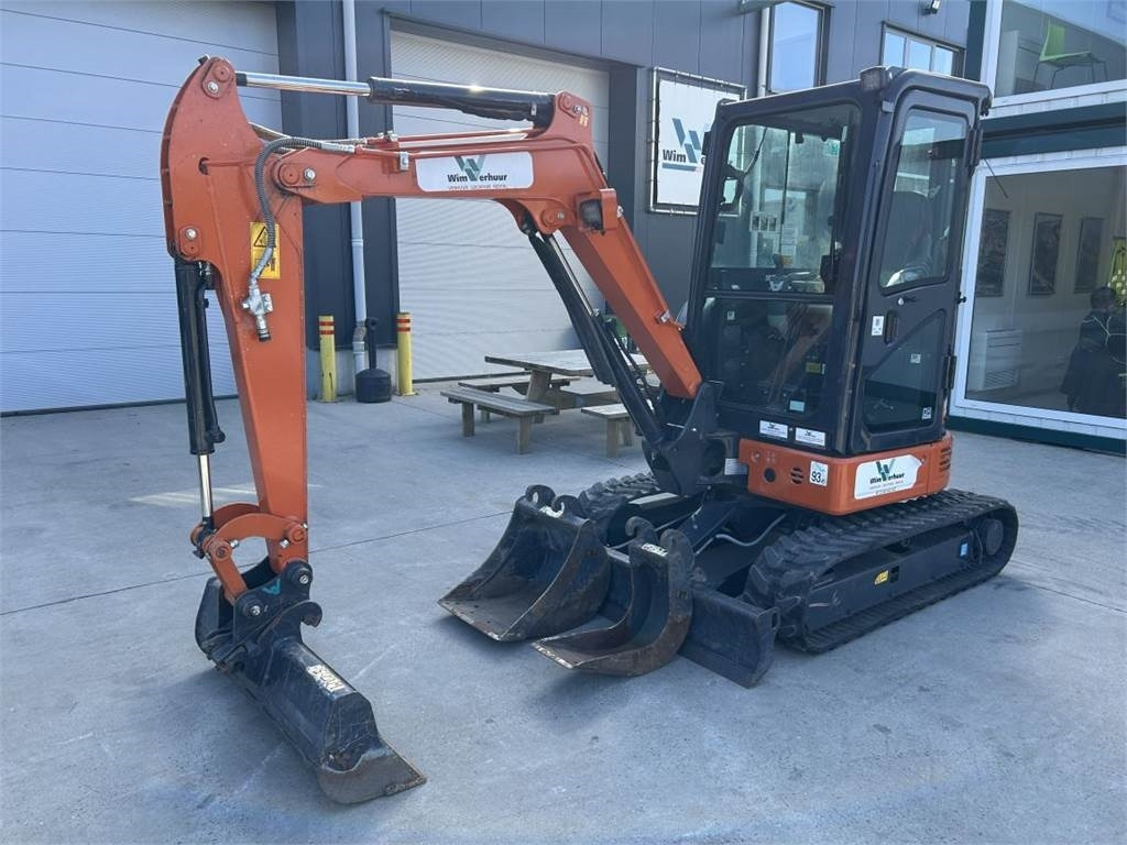 Hitachi ZX26U-6 (9989) - Mini escavadeira: foto 2 Hitachi ZX26U-6 (9989) - Mini escavadeira: foto 2