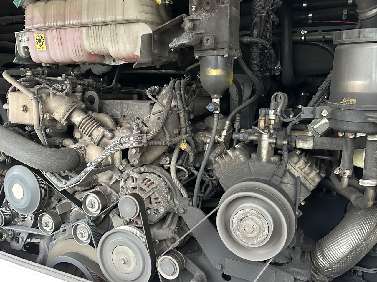 Autocarro MAN R08 Lions Coach L (wenig Km*Behinderten gerecht) MAN R08 Lions Coach L (wenig Km*Behinderten gerecht): foto 11 Autocarro MAN R08 Lions Coach L (wenig Km*Behinderten gerecht) MAN R08 Lions Coach L (wenig Km*Behinderten gerecht): foto 11